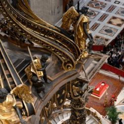 Cerraron el féretro del papa Francisco y comienzan los preparativos para el funeral