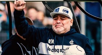 Maradona estuvo sedado durante más de un día y lo operaron sin exámenes previos