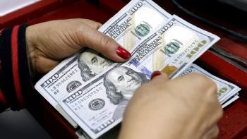 El dólar oficial operó estable y quedó por debajo de los $1.400