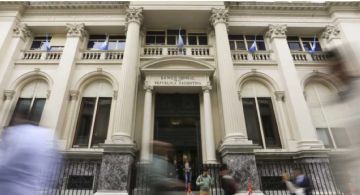 El dólar cerró a $1375 con cotización máxima de $1382 en bancos