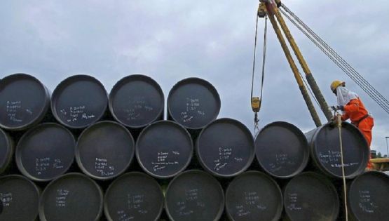 Se derrumba el precio del petróleo y cotiza por debajo de los US$60