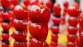 Foto ilustrativa de la nota titulada: Cómo se hace el tanghulu, el postre coreano viral