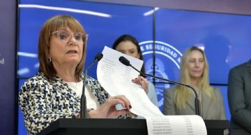 Investigan a un custodio de Cristina por usar una campera venezolana