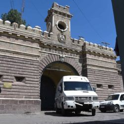 Explotó la oposición por la millonaria contratación de comida para presos