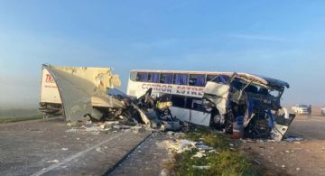 Cuatro muertos tras un choque entre un micro y un camión