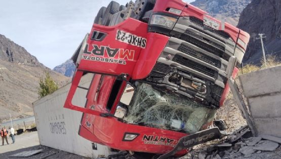 Volcó un camión en los caracoles de Chile
