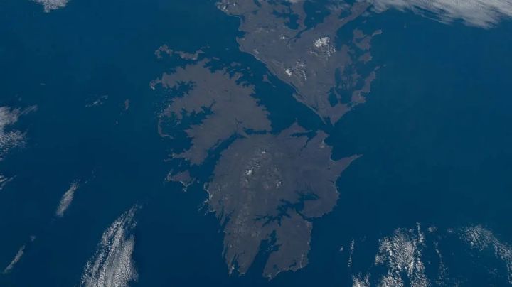 Descifraron el enigma de las aguas turquesa en las Islas Malvinas