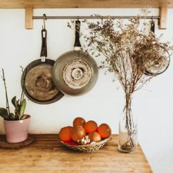 Deja tus sartenes como nuevos solo con agua oxigenada