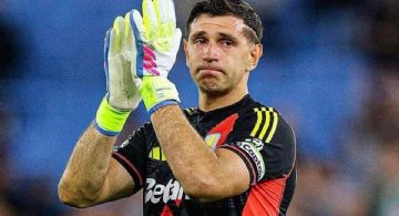 El "Dibu" Martínez se fue llorando tras el triunfo del Aston Villa
