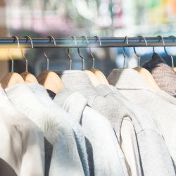 Cinco formas de sacar el olor a comida de la ropa sin lavar 