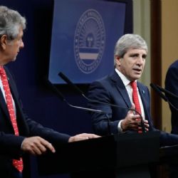 Dólares bajo el colchón: el Gobierno flexibilizó y eliminó controles sobre los gastos y el ahorro