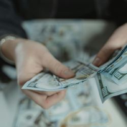 Sigue bajando el dólar