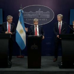 La reacción de Caputo ante una pregunta sobre los dólares en el exterior de funcionarios