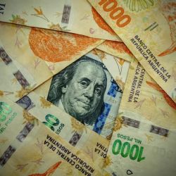 El dólar oficial volvió a tocar los $1.300: que pasó con el dólar blue 