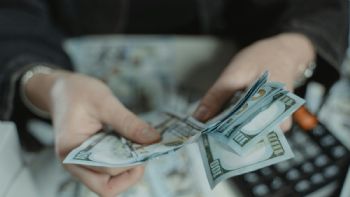 Los puntos centrales de la ley que apunta a los dólares debajo del colchón