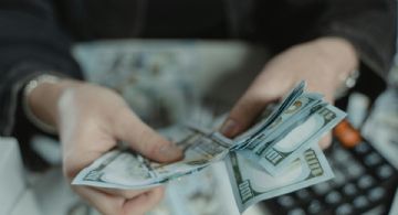 ARCA oficializó las medidas para favorecer el uso de dólares: la letra chica