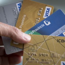 Preparan medidas para habilitar pagos con tarjeta de crédito en dólares
