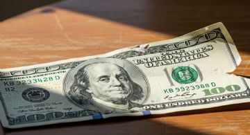 El dólar volvió a cerrar a la baja