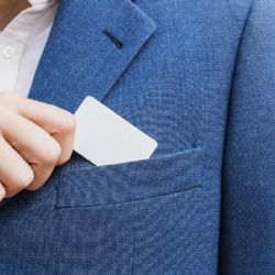 Para qué sirve el ojal de la solapa de los sacos