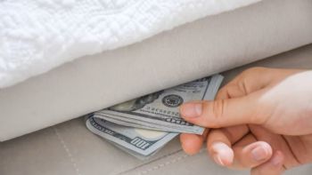 El dólar oficial cayó diez pesos 