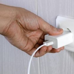 Cuánta luz consume dejar enchufado el celular todo el día