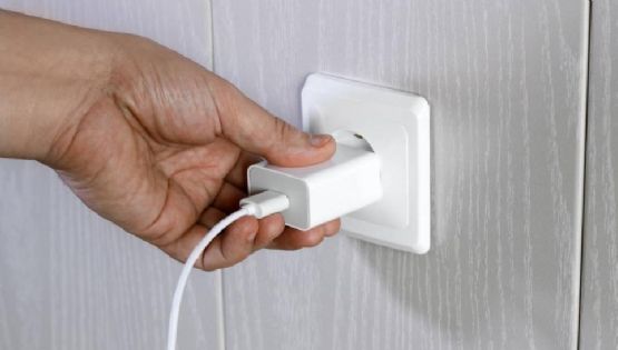 Cuánta luz consume dejar enchufado el celular todo el día