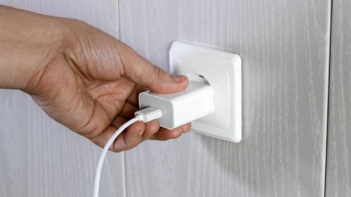 Cuánta luz consume dejar enchufado el celular todo el día