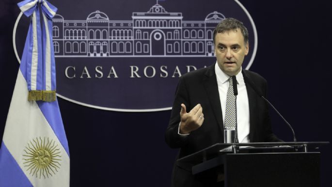 Se endureció la política migratoria y se arancelan servicios