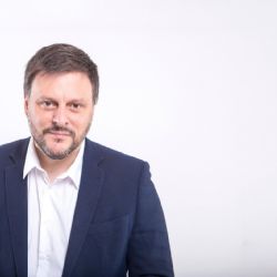 Santoro convocó a "peronistas, radicales, independientes y liberales"