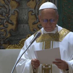 León XIV brinda su primera misa