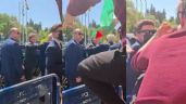 Foto ilustrativa de la nota titulada: Un hombre con una bandera de Palestina intentó agredir a Javier Milei 