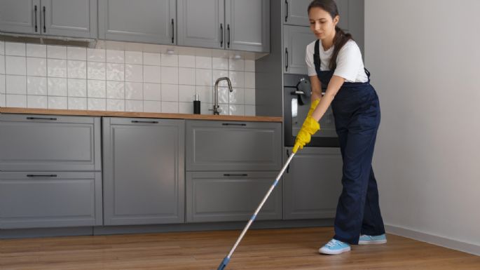 El consejo experto para limpiar un piso flotante