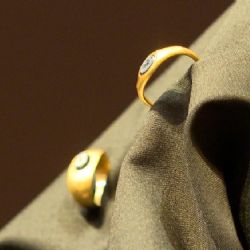 El fascinante descubrimiento de dos anillos de oro en la vía romana