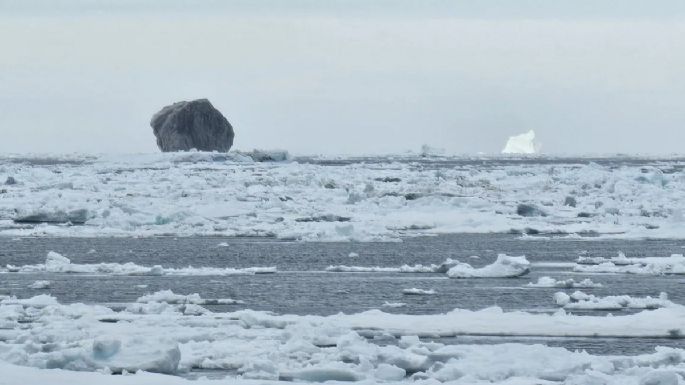 Un pescador encontró un extraño iceberg negro y quedó desconcertado 