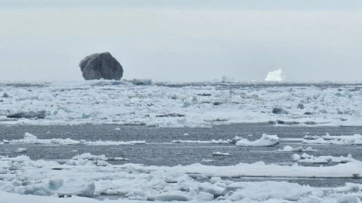 Un pescador encontró un extraño iceberg negro y quedó desconcertado 