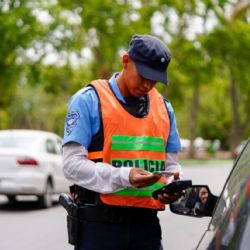 Se quedó dormido y casi atropella al policía que lo despertó