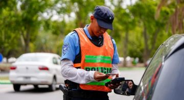 Se quedó dormido y casi atropella al policía que lo despertó