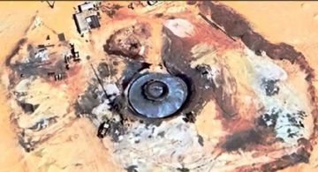 Un "cazador" de ovnis encontró un extraño objeto en el Sahara y generó cientos de especulaciones