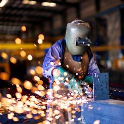 La industria metalúrgica cayó en abril y trabaja a menos del 50% de su capacidad