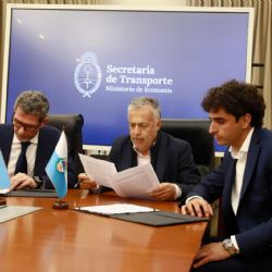 Cornejo firmó el convenio para avanzar en el tren a San Martín 