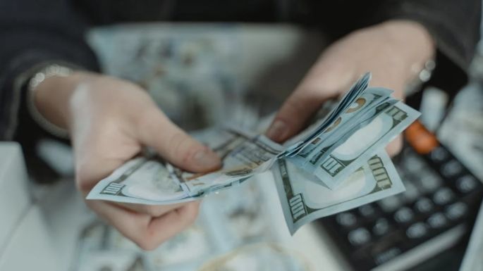 Por qué el dólar blue se vendió ayer más barato que el oficial