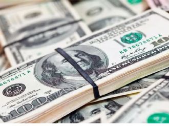 El dólar retrocedió en el segmento mayorista pero se sostiene cerca de máximos en el mes