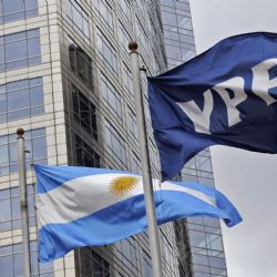 El PJ se opuso a la entrega de YPF y llamó a constituir un frente social 