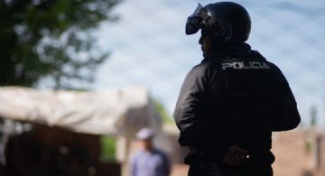 Iba alcoholizado, chocó contra un árbol y su auto se incendió