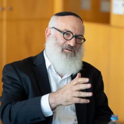 Elsztain avanza con la perforación de pozos y deja offside a Marinelli