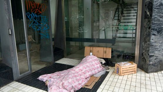 Celulares para llamar si ves una persona durmiendo en la calle