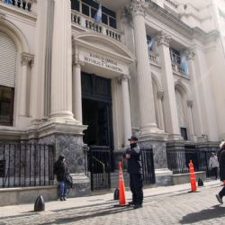 Oficializan la compra de deuda del Banco Central por parte del Tesoro