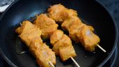 Foto ilustrativa de la nota titulada: Brochetas de pollo al azafrán: una facilísima receta oriental