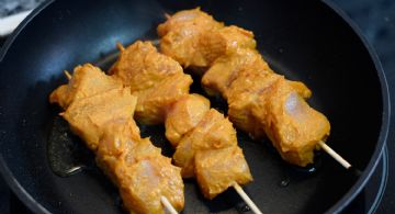Brochetas de pollo al azafrán: una facilísima receta oriental