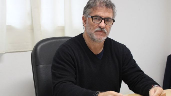 Polémica por el video de un funcionario tomando alcohol mientras manejaba
